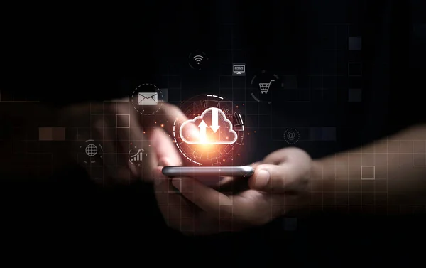 Biznesmen Korzystający Smartfona Wirtualną Ikoną Chmury Obliczeniowej Przesyłania Pobierania Aplikacji — Zdjęcie stockowe