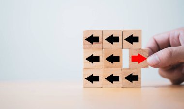 Siyah ok, iş ve teknoloji karışıklığı kavramı ile ekranı tahta küp blok ve ters yönde yazdıran kırmızı oku çek.