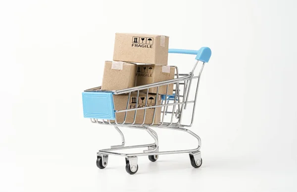 Isolado Carrinho Compras Carrinho Com Caixas Papel Fundo Branco Para — Fotografia de Stock