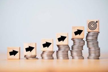 Hedef dart tahtası ve yukarı ok yazdırma ekranı, yeni zorluklar için yeni iş amacı kavramını geliştirmek amacıyla biriken bozuk paralar üzerindeki tahta küp bloğu güçlendirmek için.