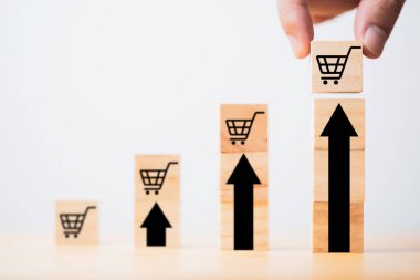 Alışveriş arabası yazdırma ekranı ahşap küp bloğa çevrimiçi alışveriş ve iş büyümesi kavramını geliştirmek için artan madeni paralar yığılıyor.