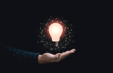 Bağlantı hattı ile parlayan ampulü tutan iş adamı, yaratıcı düşünce fikirleri ve yenilik kavramı.