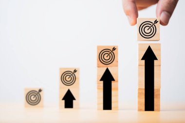 Hedef tahtasını elle yerleştirerek, hedef tahtasını geliştirmek ve iş hedefi hedef kavramını oluşturmak için tahtayı tahta küpün üzerine yazdırır..