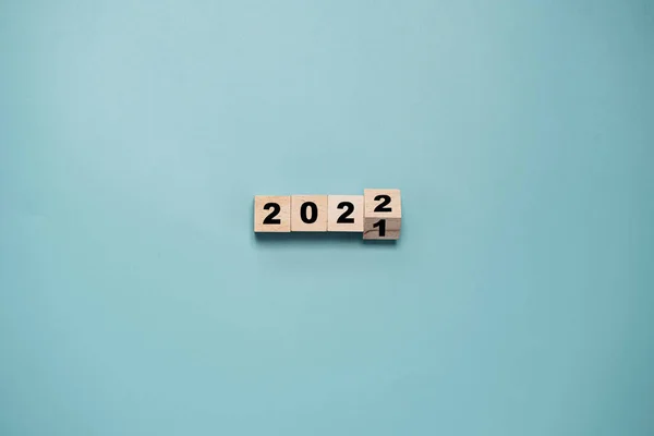 Holzwürfelblock Flipping Von 2021 Bis 2022 Auf Blauem Hintergrund Vorbereitung — Stockfoto