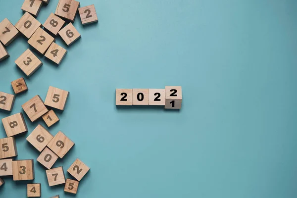 Kippen Des Holzwürfelblocks Zur Änderung 2021 Auf 2022 Mit Anderen — Stockfoto