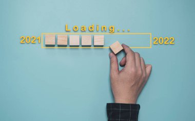 İş adamı, 2021 'den 2022' ye kadar geri sayım için tahta küp bloğu koydu..