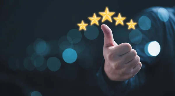 ビジネスマンの手親指は 顧客評価のための5つの黄金の星と製品とサービスのコンセプトのための顧客満足度を上げる — ストック写真