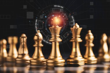 Altın kral satranç rakibi ile karanlık arka planda karşılaşmak ve strateji fikri ve gelecekteki konsept için bağlantı hattı
