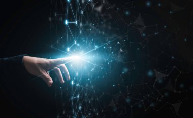 Dijital dönüşüm ve teknoloji konsepti için parlayan bağlantı hattına elle dokunmak.