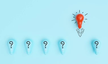 Kırmızı ampul. Mavi lambayla çizgiyi aştı. Yaratıcı düşünce ve problem çözme konsepti için soru işaretiyle..