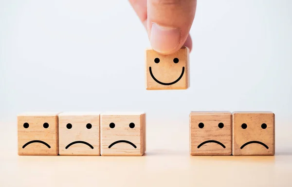 Mano Tenuta Sorriso Schermo Stampa Sul Cubo Legno Blocco Tra — Foto Stock