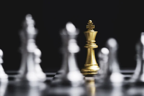 Zlatý Král Šachové Setkání Stříbrným Šachovým Nepřítelem Tmavém Pozadí Spojovací — Stock fotografie