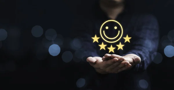 Бізнесмен Тримає Піктограму Посмішки Найкращої Оцінки Концепція Задоволення Клієнтів — стокове фото