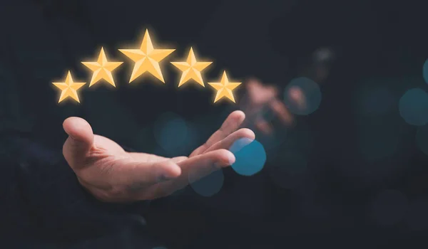Kundenzufriedenheit Und Bewertungskonzept Für Den Produktservice Hand Mit Fünf Sternen — Stockfoto
