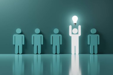 Parlayan insan eli, yaratıcı düşünce ve akıllı problem çözme kavramı için normal mavi insan ikonları arasında ampulle yükselir..