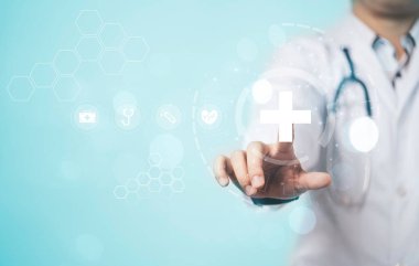 Doktor el teminat ve sigorta konsepti için fotokopi alanı olan beyaz hastane tabelalarına ve sağlık ikonlarına dokunuyor..