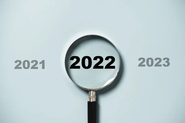 2022 Anno All Interno Della Lente Ingrandimento Sfondo Blu Concentrarsi — Foto Stock