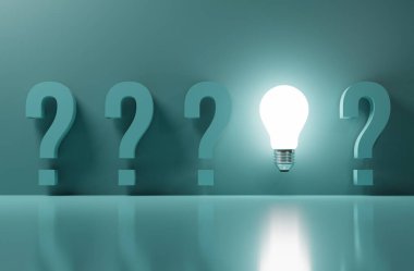 Yaratıcı düşünme fikri için yeşil zemin üzerinde soru işareti arasında parlayan ampul problem çözme ve çözüm kavramını 3D rendeleme.
