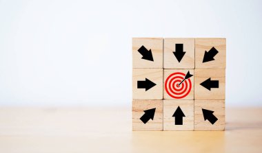 İş hedefi kavramına odaklanmak için siyah ok arasında kırmızı oklu kırmızı dart tahtası.