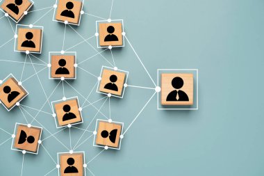 Şirket sosyal ağı ve takım çalışması konseptinde organizasyon yapısı için bağlantı ağına sahip tahta küp bloğunda yönetici ve personel simgesi yazdırma ekranı.