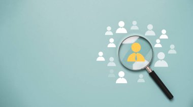 Büyüteç cam odağı, personel geliştirme işe alım liderliği ve müşteri hedef grup kavramının personel ikonları arasında yer alan yönetici simgesine odaklanır.
