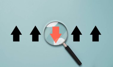 Büyüteç camının içindeki kırmızı ok ve odak noktası bozulması ve teknoloji dönüşümü kavramı için beyaz oktan farklı yön.