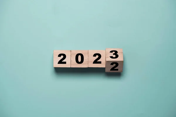 Flipping 2022 2023 Wooden Block Cube Preparation New Year Change — Stockfoto