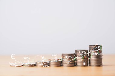 Borsa grafik grafiği ve tasarruf için para birimi tabelasıyla istiflenen madeni paraların büyümesi ve iş karını artıran konsept.