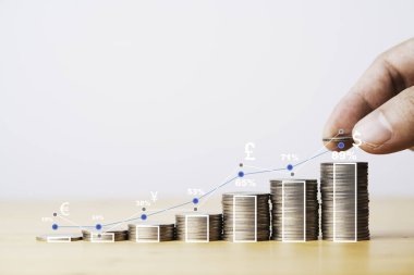 Yatırım grafikleri ve tasarruf ve ticaret öngörüsü kavramı için para biriktirme grafiği ve para birimi tabelasıyla istiflenmiş büyüme paralarına el koymak.