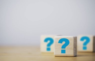 Yaratıcı Soru ve Cevap Zamanı konsepti için mavi denklem işareti ekranı tahta küp blok üzerine yazdırma.