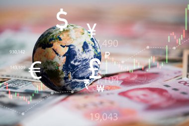 Uluslararası banknotlardaki döviz işaretli dünya para transferi ve ticaret öngörüsü konsepti için dolar yen yuan sterlinidir.