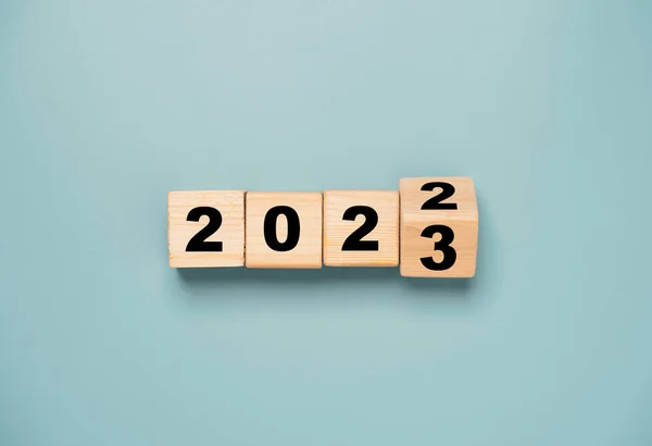 Houten Blokje Omslaan Tussen 2022 2023 Voor Verandering Voorbereiding Vrolijk — Stockfoto