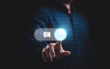 Sanal düğmeye dokunan bir iş adamı koyu arkaplan ile değiştirmek için düğmeye basar. 