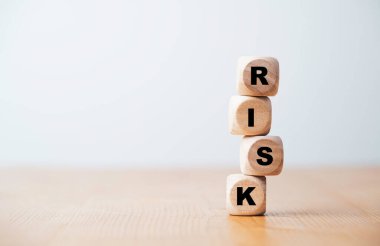 Risk yönetimi konsepti için kararsız tahta küp bloğuna yazıcı ekranı yazma riski.