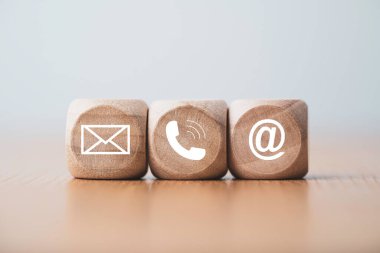 Müşteri hizmetleri ve iş ilişkileri konsepti, tahta küp bloğu hangi yazıcı ekran mektubu, telefon e-posta adresi ve mesaj.