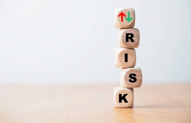 Risk İfade ve aşağı ok ekran tahta küp blok risk yönetimi kavramı için.