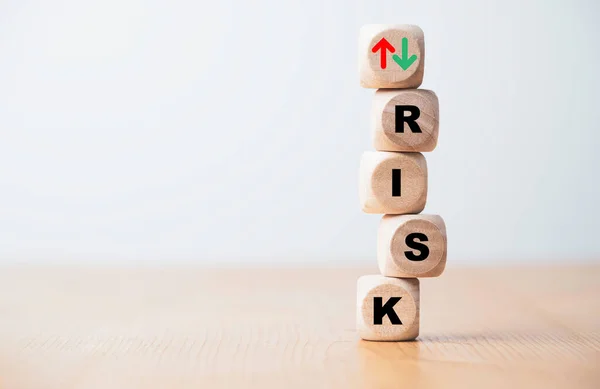 Kockázatmegfogalmazás Lefelé Mutató Nyíl Nyomtatási Képernyő Kocka Blokk Kockázatkezelési Koncepció — Stock Fotó