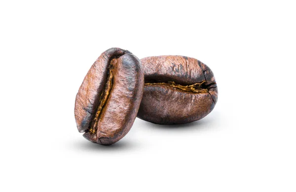 Zamknij Izolat Prażone Błyszczące Ziarna Kawy Białym Tle Ścieżka Wycinania — Zdjęcie stockowe