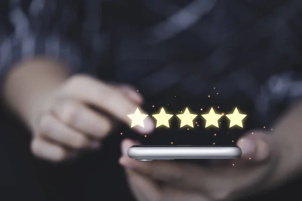 Empresária Usando Smartphone Com Amarelo Brilhando Cinco Estrelas Para Cliente — Fotografia de Stock