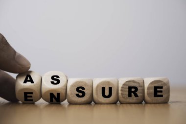 Sigorta ve güvence konsepti ile sigorta arasındaki değişiklik için tahta bloğu çevirme.