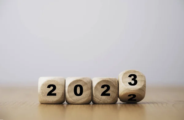 Drewniany Blok Sześcianu Flipping Między 2022 2023 Zmiany Przygotowania Wesołych — Zdjęcie stockowe
