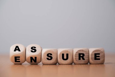  Sigorta ve Sigorta Güvencesi kavramı arasındaki değişiklik için ahşap küp bloğu çevirmek.