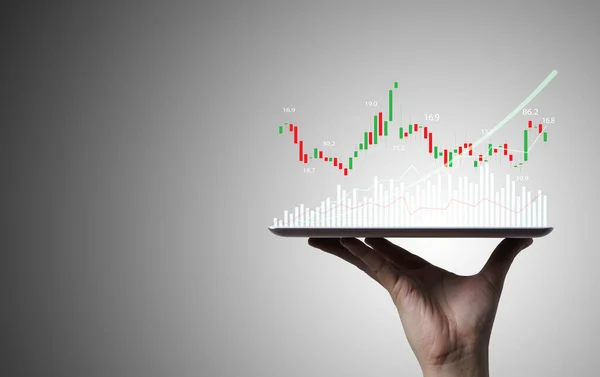Handelaar Holding Tablet Aanraken Van Technische Grafiek Grafiek Voor Analyse — Stockfoto