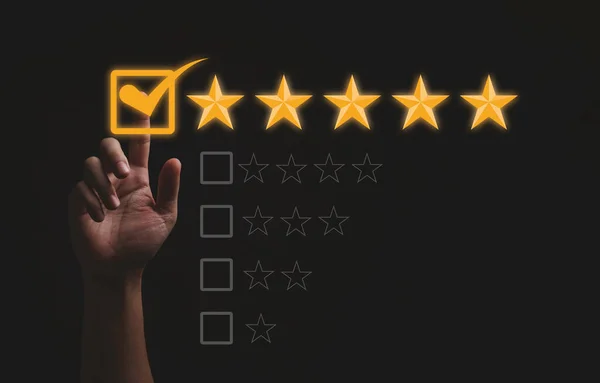 手を触れ 黒の背景に5つの黄色の星にマークを行い 最高の顧客満足と良い品質の製品とサービスのための評価 — ストック写真
