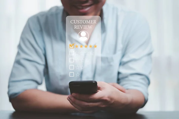 利用後の顧客評価や顧客満足度のためにスマートフォンを使用するビジネスマン製品やサービスの概念 — ストック写真