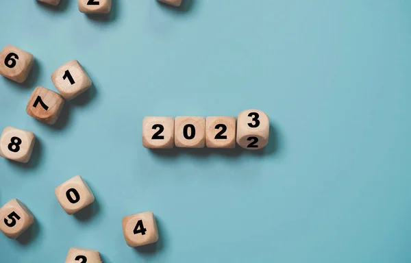 Holzwürfelblock Von 2022 Bis 2023 Auf Blauem Hintergrund Vorbereitung Auf — Stockfoto