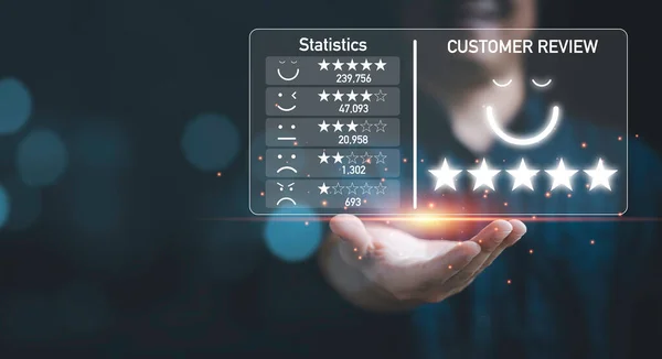 Geschäftsmann Hält Virtuellen Monitor Bildschirm Für Client Ausgezeichnete Bewertung Score — Stockfoto