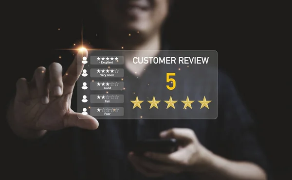 Geschäftsmann Berührt Virtuellen Monitor Bildschirm Für Client Ausgezeichnete Bewertung Score — Stockfoto