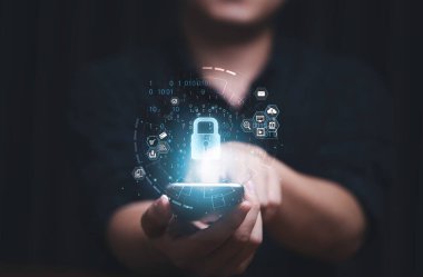 Teknoloji güvenliği konsepti için cep telefonu sistemine erişmek için akıllı telefonun giriş parolası veya parmak izi monitörüne elle dokunmak.