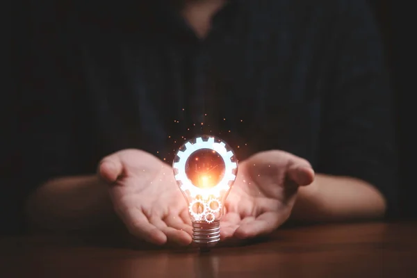 Hand Hålla Och Glödande Glödlampa Med Mekanisk Utrustning För Kreativt — Stockfoto